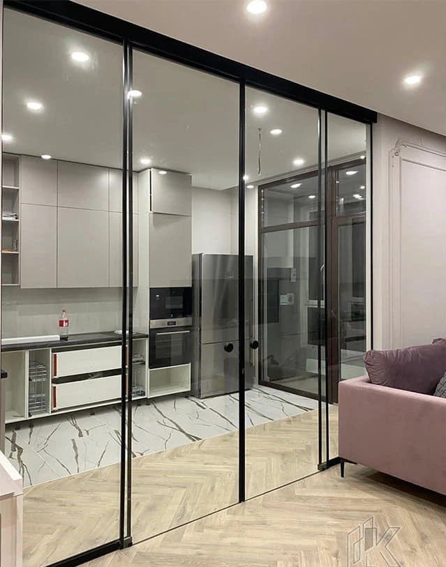 скляна перегородка з гартованого скла в інтерʼєрі"