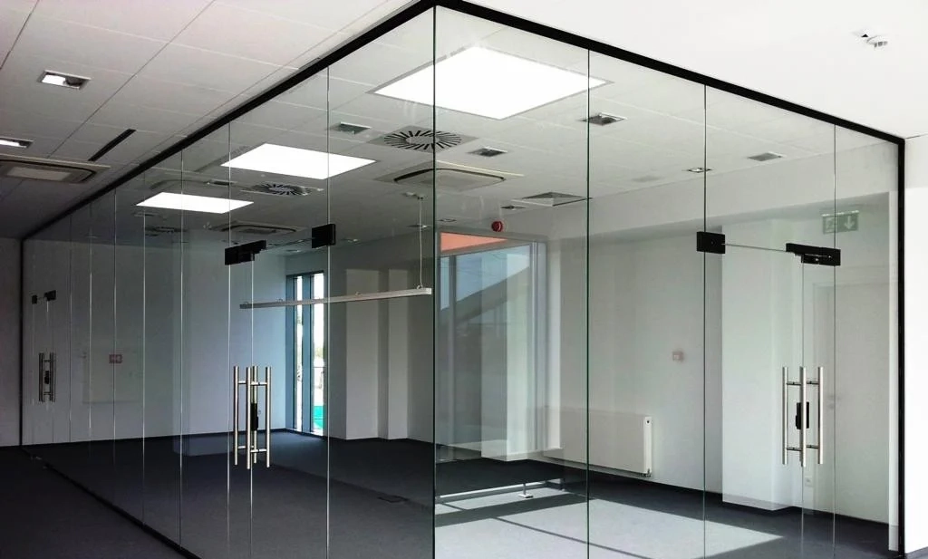 офісна скляна перегородка Івано-Франківськ скляна перегородка для зонування простору